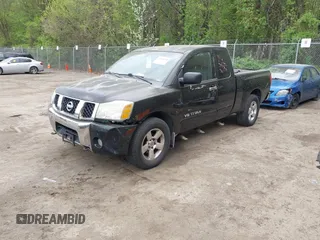 2006 Nissan Titan SE z VIN 1N6BA06B26N546547, wystawiony jako IAAI lot #42080790 z przebiegiem 235 362 mil mil oraz . Historia ofert i sprzedaży dostępna na DreamBid. Obrazek 2.