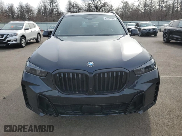 2024 BMW X5 xDrive40i z VIN 5UX23EU09R9S17979, wystawiony jako Copart lot #48359735 z przebiegiem 12 564 mil mil oraz Szkody całkowita. Historia ofert i sprzedaży dostępna na DreamBid. Obrazek 5.