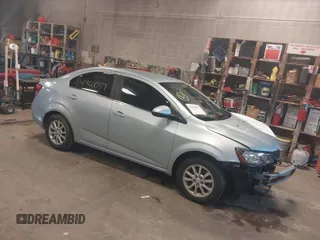 2018 Chevrolet Sonic LT z VIN 1G1JD5SH6J4123166, wystawiony jako IAAI lot #41900057 z przebiegiem 116 703 mil mil oraz . Historia ofert i sprzedaży dostępna na DreamBid. Obrazek 1.