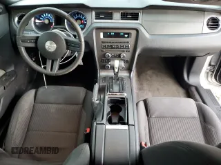 2012 Ford Mustang V6 z VIN 1ZVBP8EM4C5265359, wystawiony jako Copart lot #57124815 z przebiegiem 169 977 mil mil oraz Szkoda całkowita • Salvage title. Historia ofert i sprzedaży dostępna na DreamBid. Obrazek 8.