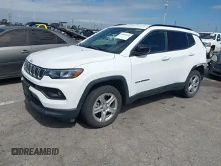 2023 Jeep Compass Latitude z VIN 3C4NJDBN1PT538478, wystawiony jako IAAI lot #41804312 z przebiegiem 14 228 mil mil oraz . Historia ofert i sprzedaży dostępna na DreamBid. Obrazek 2.