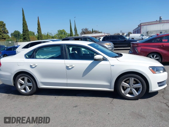 2014 Volkswagen Passat S z VIN 1VWAT7A37EC059126, wystawiony jako IAAI lot #42224824 z przebiegiem 81 455 mil mil oraz . Historia ofert i sprzedaży dostępna na DreamBid. Obrazek 13.