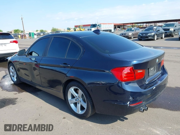 2014 BMW 3 Series 328i z VIN WBA3C1C58EK115326, wystawiony jako IAAI lot #42403532 z przebiegiem 135 348 mil mil oraz . Historia ofert i sprzedaży dostępna na DreamBid. Obrazek 3.