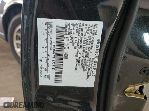 2001 Lincoln Town Car Signature z VIN 1LNHM82W41Y739121, wystawiony jako Copart lot #56738385 z przebiegiem 112 528 mil mil oraz Szkoda całkowita • Salvage title. Historia ofert i sprzedaży dostępna na DreamBid. Obrazek 12.