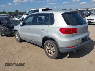 2013 Volkswagen Tiguan SE z VIN WVGBV7AX3DW502501, wystawiony jako IAAI lot #42827693 z przebiegiem 107 413 mil mil oraz . Historia ofert i sprzedaży dostępna na DreamBid. Obrazek 3.