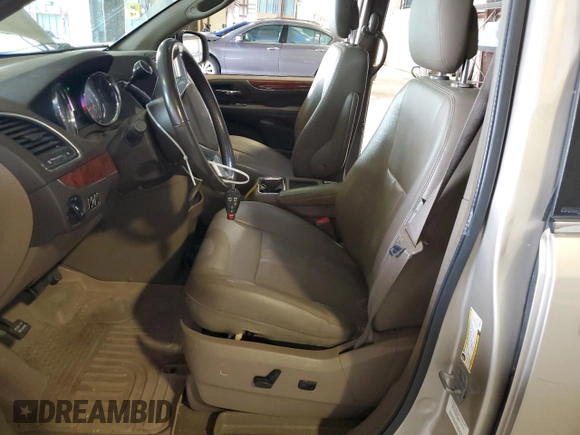 2012 Chrysler Town & Country Touring z VIN 2C4RC1BG3CR383635, wystawiony jako Copart lot #56186855 z przebiegiem 201 170 mil mil oraz Szkoda całkowita • Salvage title. Historia ofert i sprzedaży dostępna na DreamBid. Obrazek 7.