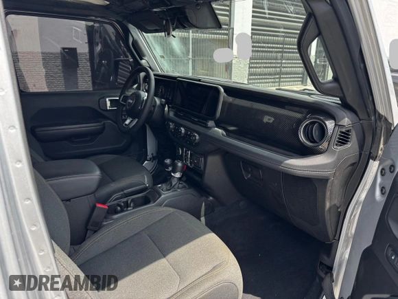 2024 Jeep Wrangler Sahara z VIN 1C4PJXEN6RW171855, wystawiony jako Copart lot #58272205 z przebiegiem 15 589 mil mil oraz Czysty tytuł • Clean title. Historia ofert i sprzedaży dostępna na DreamBid. Obrazek 5.