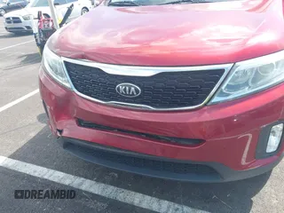 2015 Kia Sorento LX z VIN 5XYKTCA61FG651628, wystawiony jako IAAI lot #42492219 z przebiegiem 111 829 mil mil oraz . Historia ofert i sprzedaży dostępna na DreamBid. Obrazek 6.
