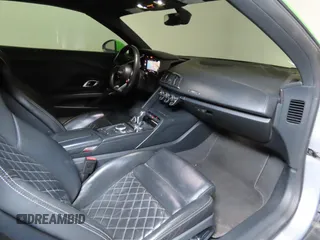 2017 Audi R8 z VIN WUAVACFX5H7903923, wystawiony jako Copart lot #52993935 z przebiegiem 53 883 mil mil oraz Szkoda całkowita • Salvage title. Historia ofert i sprzedaży dostępna na DreamBid. Obrazek 5.