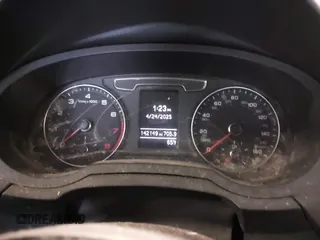 2017 Audi Q3 Premium z VIN WA1ECCFS3HR015665, wystawiony jako IAAI lot #42080113 z przebiegiem 142 149 mil mil oraz . Historia ofert i sprzedaży dostępna na DreamBid. Obrazek 7.