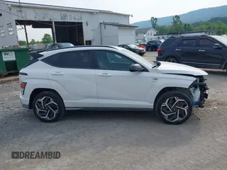 2025 Hyundai Kona с VIN KM8HBCA39SU190377, выставлен на аукционе IAAI как лот 42422763 с пробегом 3 131 миль миль и . История ставок и продаж доступна на DreamBid. Изображение 13.