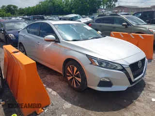2021 Nissan Altima SV z VIN 1N4BL4DVXMN378015, wystawiony jako IAAI lot #42275087 z przebiegiem 82 318 mil mil oraz . Historia ofert i sprzedaży dostępna na DreamBid. Obrazek 1.