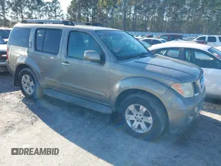 2005 Nissan Pathfinder SE z VIN 5N1AR18W05C707500, wystawiony jako IAAI lot #41437993 z przebiegiem 236 944 mil mil oraz . Historia ofert i sprzedaży dostępna na DreamBid. Obrazek 1.