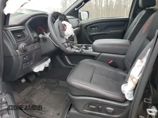 2024 Nissan Titan Pro-4X z VIN 1N6AA1ED9RN108679, wystawiony jako Copart lot #53356715 z przebiegiem 23 038 mil mil oraz Szkoda całkowita • Salvage title. Historia ofert i sprzedaży dostępna na DreamBid. Obrazek 7.