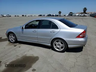 2002 Mercedes-Benz C z VIN WDBRF65JX2F142932, wystawiony jako Copart lot #56561925 z przebiegiem 191 142 mil mil oraz Szkoda całkowita • Salvage title. Historia ofert i sprzedaży dostępna na DreamBid. Obrazek 2.