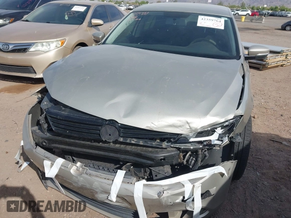 2014 Volkswagen Jetta SE z VIN 3VWD17AJ8EM285174, wystawiony jako IAAI lot #42359764 z przebiegiem 122 296 mil mil oraz . Historia ofert i sprzedaży dostępna na DreamBid. Obrazek 6.