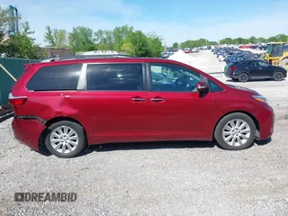 2015 Toyota Sienna XLE z VIN 5TDYK3DC4FS590924, wystawiony jako IAAI lot #42104086 z przebiegiem 209 280 mil mil oraz . Historia ofert i sprzedaży dostępna na DreamBid. Obrazek 13.