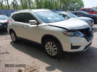 2018 Nissan Rogue SV z VIN KNMAT2MV8JP569720, wystawiony jako IAAI lot #42165631 z przebiegiem 82 921 mil mil oraz . Historia ofert i sprzedaży dostępna na DreamBid. Obrazek 1.