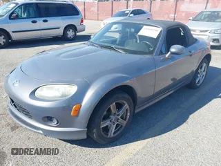 2006 Mazda MX-5 Miata Touring z VIN JM1NC25F960112536, wystawiony jako IAAI lot #41868290 z przebiegiem 153 162 mil mil oraz . Historia ofert i sprzedaży dostępna na DreamBid. Obrazek 2.