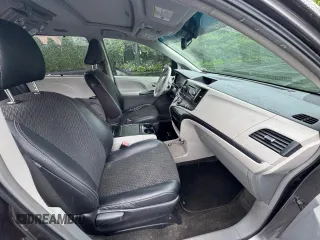 2012 Toyota Sienna SE z VIN 5TDXK3DC5CS181936, wystawiony jako Copart lot #58632215 z przebiegiem 115 295 mil mil oraz Czysty tytuł • Clean title. Historia ofert i sprzedaży dostępna na DreamBid. Obrazek 10.