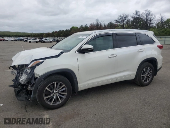 2018 Toyota Highlander SE z VIN 5TDJZRFH2JS911201, wystawiony jako Copart lot #57843215 z przebiegiem 94 977 mil mil oraz Szkoda całkowita • Salvage title. Historia ofert i sprzedaży dostępna na DreamBid. Obrazek 1.