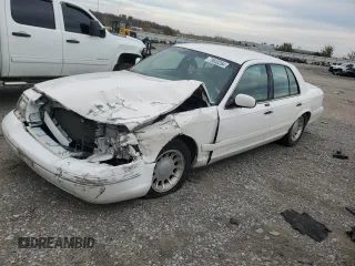 2000 Ford Crown Victoria LX z VIN 2FAFP74W4YX120352, wystawiony jako Copart lot #79833264 z przebiegiem Nie podano mil oraz Szkoda całkowita • Salvage title. Historia ofert i sprzedaży dostępna na DreamBid. Obrazek 1.