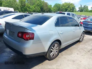 2008 Volkswagen Jetta SE z VIN 3VWRZ71K88M073886, wystawiony jako IAAI lot #42207911 z przebiegiem Nie podano mil oraz . Historia ofert i sprzedaży dostępna na DreamBid. Obrazek 4.