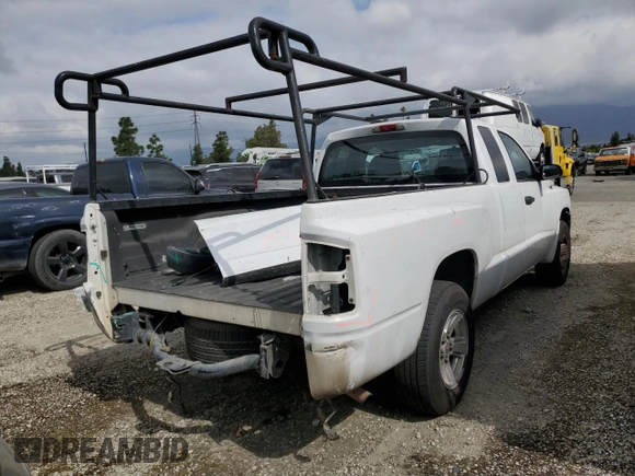 2008 Dodge Dakota z VIN 1D3HE32KX8S525837, wystawiony jako Copart lot #53922725 z przebiegiem 138 810 mil mil oraz Szkoda całkowita • Salvage title. Historia ofert i sprzedaży dostępna na DreamBid. Obrazek 3.