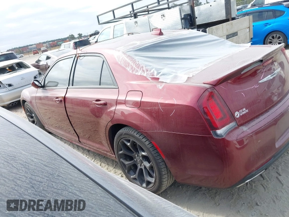 2020 Chrysler 300 S z VIN 2C3CCABT0LH233849, wystawiony jako IAAI lot #40689077 z przebiegiem 77 405 mil mil oraz . Historia ofert i sprzedaży dostępna na DreamBid. Obrazek 14.