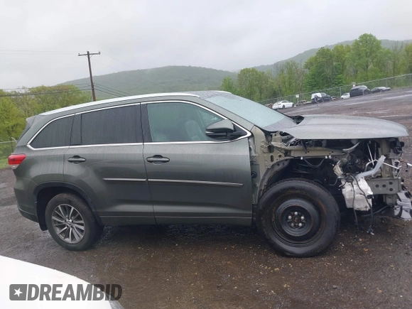 2018 Toyota Highlander SE with VIN 5TDJZRFH1JS867420, listed as a IAAI auction lot 42162279 with 58,504 mi miles and . Bid and sale history available at DreamBid. Image 14.