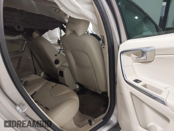 2015 Volvo XC60 T5 Drive-E Premier Plus with VIN YV440MDC6F2616258, listed as a IAAI auction lot 41530303 with 129,950 mi miles. Bid and sale history available at carsss.com. Image 8.