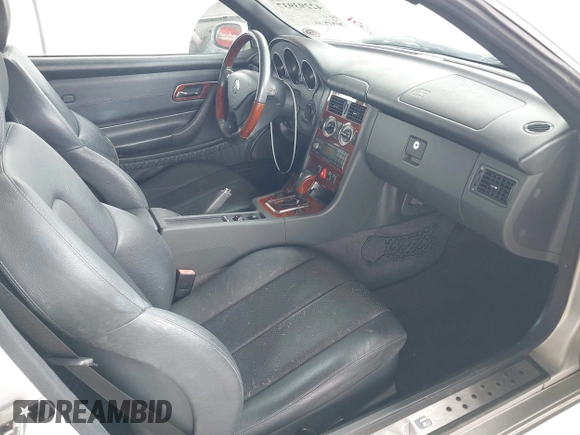 2001 Mercedes-Benz SLK 230/320 z VIN WDBKK65F91F207521, wystawiony jako IAAI lot #42293937 z przebiegiem 30 919 mil mil oraz . Historia ofert i sprzedaży dostępna na DreamBid. Obrazek 5.