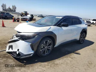 2023 Toyota bZ4X XLE z VIN JTMABACAXPA023864, wystawiony jako Copart lot #60647154 z przebiegiem 6 588 mil mil oraz Szkoda całkowita • Salvage title. Historia ofert i sprzedaży dostępna na DreamBid. Obrazek 1.