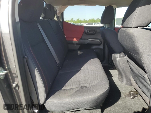 2020 Toyota Tacoma SR5 z VIN 3TMAZ5CN8LM126431, wystawiony jako Copart lot #56073545 z przebiegiem 27 612 mil mil oraz Szkoda całkowita • Salvage title. Historia ofert i sprzedaży dostępna na DreamBid. Obrazek 10.