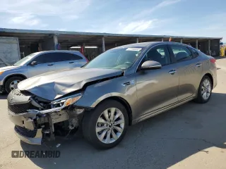 2017 Kia Optima LX z VIN 5XXGT4L38HG139046, wystawiony jako Copart lot #57180555 z przebiegiem 105 007 mil mil oraz Czysty tytuł • Clean title. Historia ofert i sprzedaży dostępna na DreamBid. Obrazek 1.
