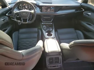 2024 Audi RS e-tron GT z VIN WAUBHBFW8R7901420, wystawiony jako Copart lot #87637305 z przebiegiem 2102 mil mil oraz Szkody całkowita. Historia ofert i sprzedaży dostępna na DreamBid. Obrazek 8.