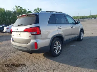 2014 Kia Sorento LX with VIN 5XYKTDA67EG489525, listed as a IAAI auction lot 42121940 with 180,281 mi miles. Bid and sale history available at carsss.com. Image 4.