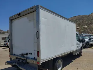 2018 Ford Transit с VIN 1FDBF8ZM3JKA71142, выставлен на аукционе IAAI как лот 42197360 с пробегом 90 124 миль миль и . История ставок и продаж доступна на DreamBid. Изображение 4.
