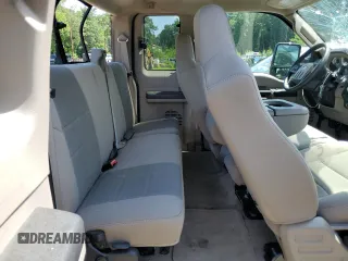 2008 Ford F-250 XL z VIN 1FTSX21518ED53470, wystawiony jako Copart lot #58700765 z przebiegiem 71 241 mil mil oraz Czysty tytuł • Clean title. Historia ofert i sprzedaży dostępna na DreamBid. Obrazek 10.