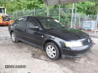 1999 Volkswagen Passat GL z VIN WVWMD63B2XE351611, wystawiony jako IAAI lot #42308007 z przebiegiem 180 893 mil mil oraz . Historia ofert i sprzedaży dostępna na DreamBid. Obrazek 1.