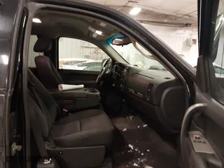 2010 Chevrolet Silverado 1500 LT with VIN 1GCSKSE33AZ150361, listed as a IAAI auction lot 41589213 with 197,263 mi miles. Bid and sale history available at carsss.com. Image 5.