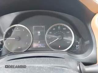 2021 Lexus IS 300 z VIN JTHC81F27M5045061, wystawiony jako IAAI lot #42250307 z przebiegiem 64 770 mil mil oraz . Historia ofert i sprzedaży dostępna na DreamBid. Obrazek 7.