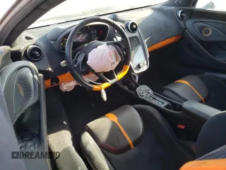 2017 McLaren 570S z VIN SBM13DAA3HW003517, wystawiony jako Copart lot #37948714 z przebiegiem 7587 mil mil oraz . Historia ofert i sprzedaży dostępna na DreamBid. Obrazek 8.