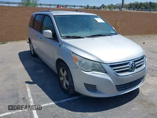 2011 Volkswagen Routan SE z VIN 2V4RW3DG3BR621827, wystawiony jako IAAI lot #42471811 z przebiegiem 107 782 mil mil oraz . Historia ofert i sprzedaży dostępna na DreamBid. Obrazek 1.