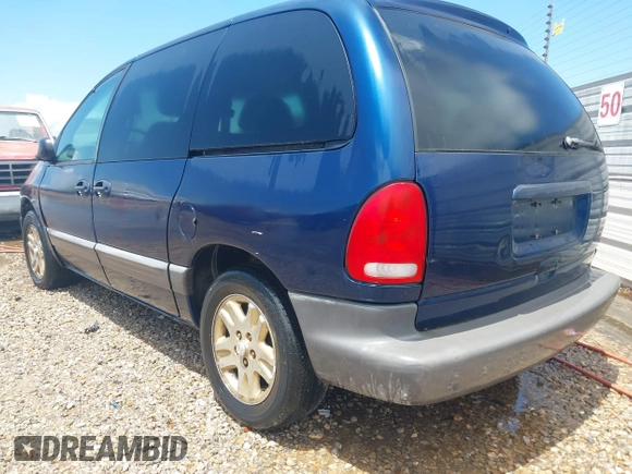 2000 Plymouth Voyager z VIN 2P4GP45R3YR635266, wystawiony jako IAAI lot #42220969 z przebiegiem 218 873 mil mil oraz . Historia ofert i sprzedaży dostępna na DreamBid. Obrazek 3.