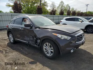2016 Infiniti QX70 z VIN JN8CS1MW0GM750145, wystawiony jako Copart lot #56013635 z przebiegiem 142 476 mil mil oraz Szkody całkowita. Historia ofert i sprzedaży dostępna na DreamBid. Obrazek 4.
