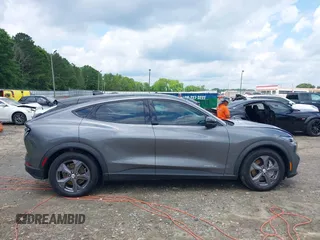 2023 Ford Mustang Mach-E Select z VIN 3FMTK1R48PMA76491, wystawiony jako IAAI lot #42255817 z przebiegiem 21 606 mil mil oraz . Historia ofert i sprzedaży dostępna na DreamBid. Obrazek 13.