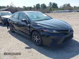 2023 Toyota Camry SE z VIN 4T1G11AK8PU146534, wystawiony jako IAAI lot #42081703 z przebiegiem 63 821 mil mil oraz . Historia ofert i sprzedaży dostępna na DreamBid. Obrazek 1.