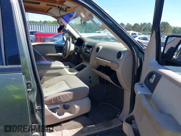 2003 Ford Expedition Special Service z VIN 1FMRU15W13LC50005, wystawiony jako IAAI lot #42234201 z przebiegiem 250 481 mil mil oraz . Historia ofert i sprzedaży dostępna na DreamBid. Obrazek 5.