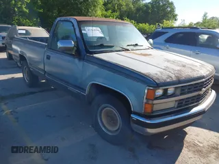 1988 Chevrolet Silverado 2500 z VIN 1GCFC24K0JZ118880, wystawiony jako IAAI lot #42314496 z przebiegiem 237 936 mil mil oraz . Historia ofert i sprzedaży dostępna na DreamBid. Obrazek 1.